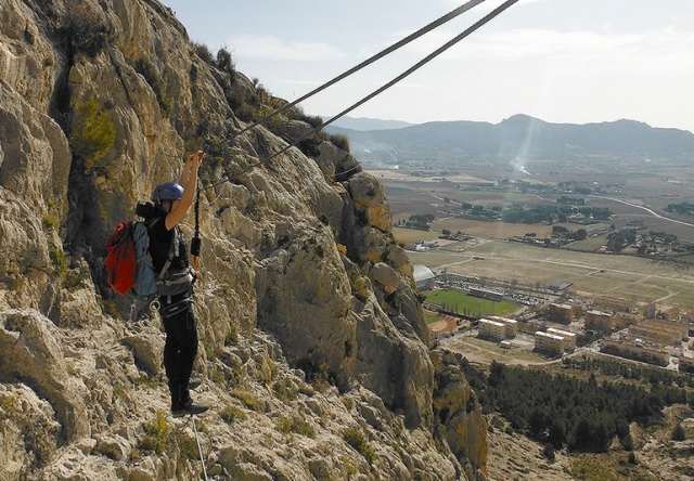  Aggrapparsi alla ferrata con le mani 